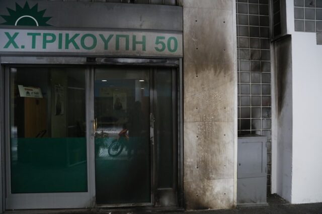 Μπαράζ εμπρηστικών επιθέσεων με βόμβες μολότοφ στα γραφεία του ΠΑΣΟΚ το βράδυ