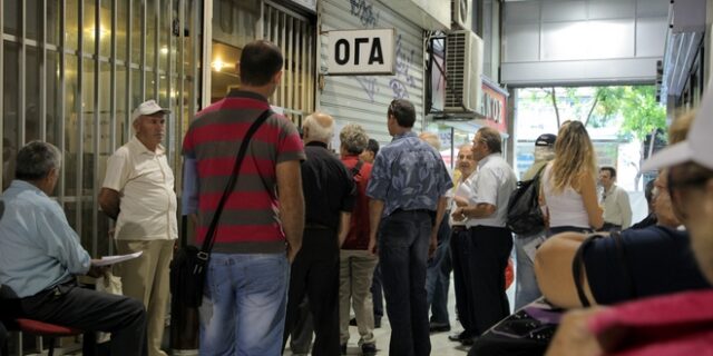 Στην ‘μέγγενη’ των περικοπών και των αυξήσεων στις εισφορές οι ασφαλισμένοι του ΟΓΑ