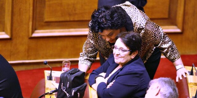 Εγκλωβίστηκε στο ασανσέρ της βουλής η Αλέκα Παπαρήγα