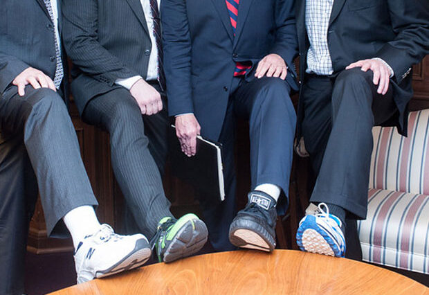 10 sneakers που μπορείς να βάλεις και με κοστούμι