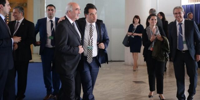 Όλοι εναντίον όλων στη ΝΔ και στη μέση ο Σαμαράς