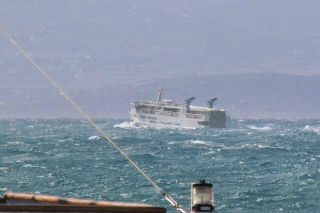 Βίντεο: Το θρυλικό πλοίο ‘Σκοπελίτης’ δίνει μάχη με τα κύματα