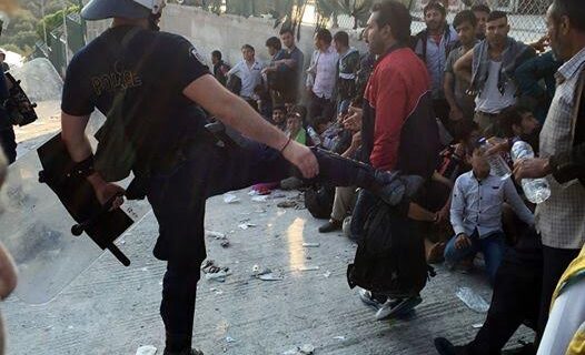 Διοικητική Έρευνα για τον αστυνομικό που κλωτσούσε μετανάστες στην Λέσβο