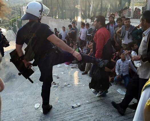Διοικητική Έρευνα για τον αστυνομικό που κλωτσούσε μετανάστες στην Λέσβο