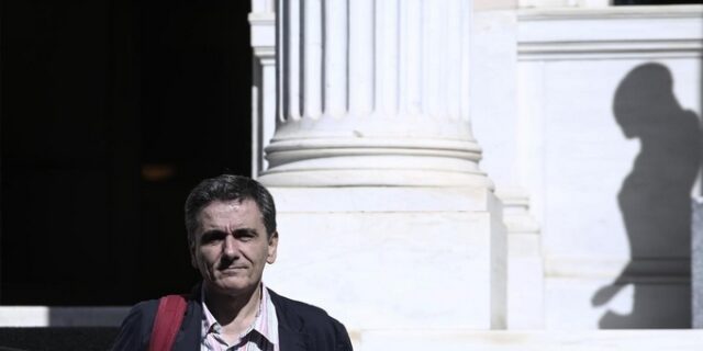 Ράβεται κοστούμι μέτρων άνω των 8 δισ. ευρώ