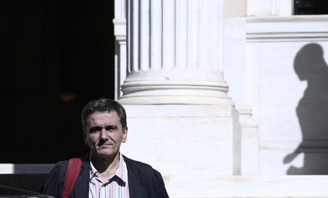 Ράβεται κοστούμι μέτρων άνω των 8 δισ. ευρώ