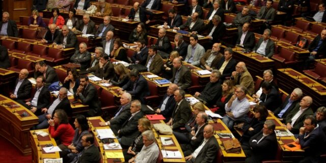 Θύελλα στη Βουλή στη συζήτηση του πολυνομοσχεδίου με τα προαπαιτούμενα