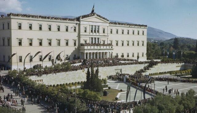 Μία εικόνα 1000 λέξεις: Όταν ο λαός ανέβηκε στην στέγη της Βουλής