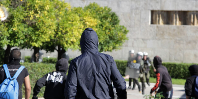 Στους δρόμους οι μαθητές σε Αθήνα και άλλες πόλεις. Ένταση με κουκουλοφόρους