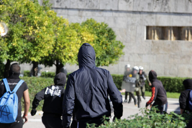 Στους δρόμους οι μαθητές σε Αθήνα και άλλες πόλεις. Ένταση με κουκουλοφόρους