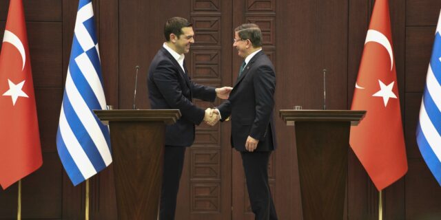 Στο γήπεδο του προσφυγικού ο Τσίπρας βιάζεται, ο Νταβούτογλου παίζει καθυστερήσεις