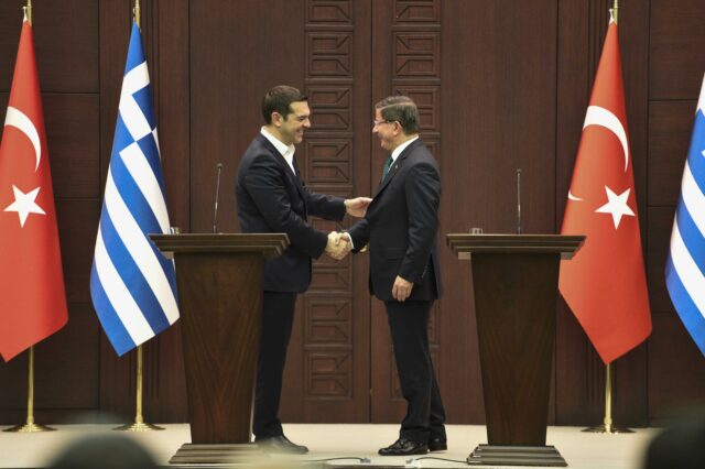 Στο γήπεδο του προσφυγικού ο Τσίπρας βιάζεται, ο Νταβούτογλου παίζει καθυστερήσεις