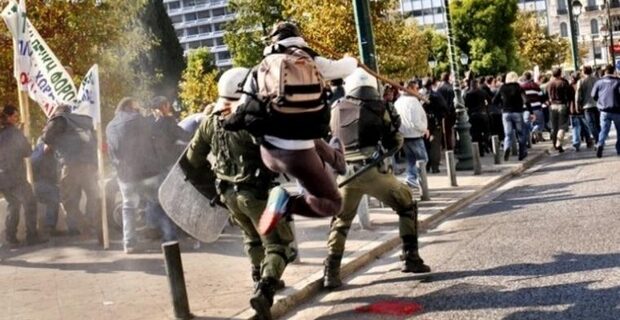 Ο αγρότης νίντζα και η επίθεση στα ΜΑΤ