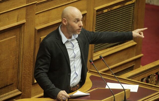 Ανταλλαγή ύβρεων μεταξύ Ποταμιού και ΚΚΕ στη Βουλή