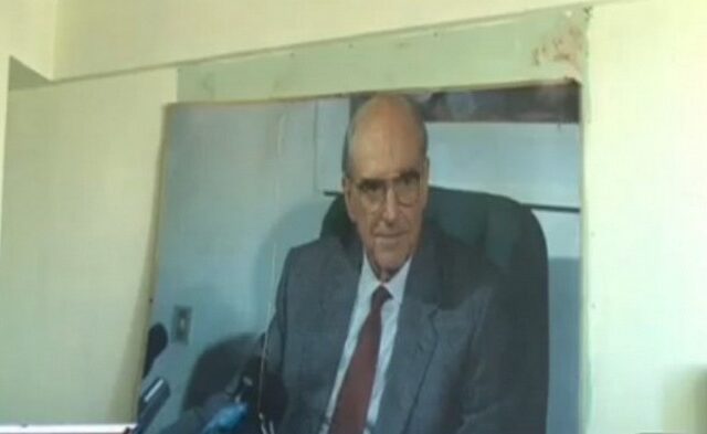 ‘Πόλεμος’ σε ΚΑΠΗ στην Κρήτη για τη φωτογραφία του Ανδρέα Παπανδρέου