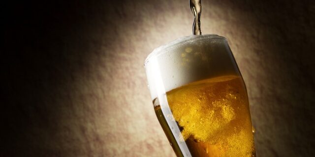 Κουίκ κατά των πολυεθνικών εταιρειών ζυθοποιίας. Καταγγέλλει την επιτροπή Ανταγωνισμού