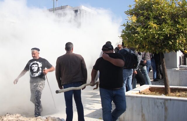 Επεισόδια στη συγκέντρωση των αγροτών στο Σύνταγμα