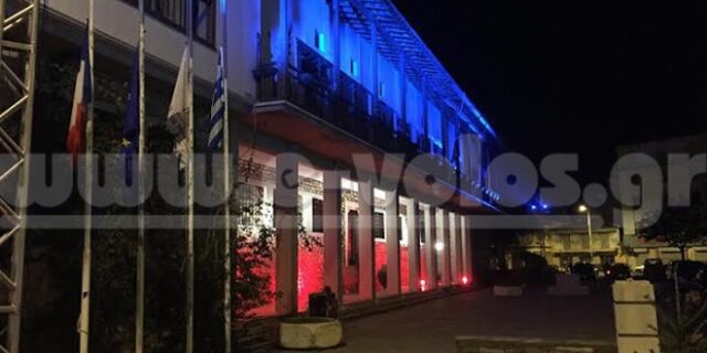 Συμπαράσταση στα θύματα του Παρισιού… στο περίπου. Ο Μπέος ‘έβαψε’ το Δημαρχείο στα χρώματα της πρώην Γιουγκοσλαβίας