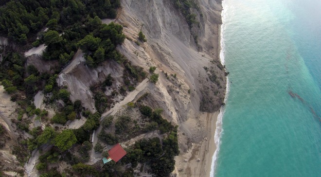 Ο σεισμός των 6 Ρίχτερ ‘εξαφάνισε’ την παραλία των Εγκρεμνών στη Λευκάδα