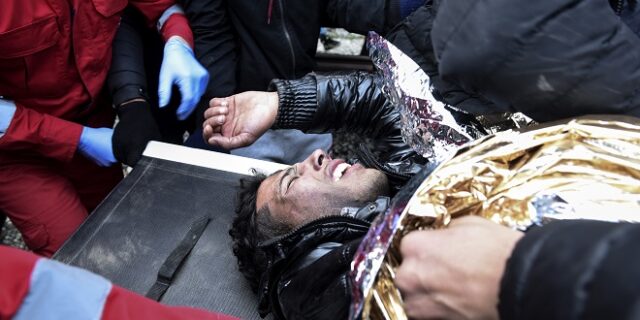 Ένταση στα σύνορα Ελλάδας με τα Σκόπια. Πρόσφυγας υπέστη ηλεκτροπληξία