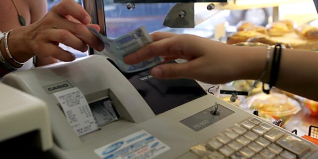 Πρόστιμα ‘χάδι’ σε όσους δεν κόβουν αποδείξεις με το νέο ποινολόγιο της εφορίας