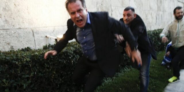 Ταΐζοντας τους σκυλογιούς των ναζί