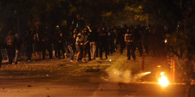 Σοβαρά επεισόδια στα Εξάρχεια μετά το τέλος της πορείας για το Πολυτεχνείο