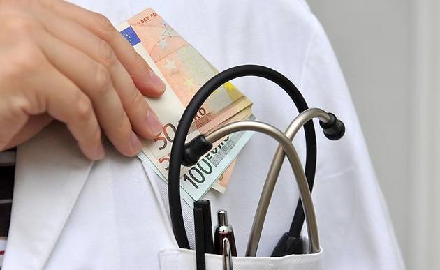 Χειροπέδες σε χειρουργό για ‘φακελάκι’