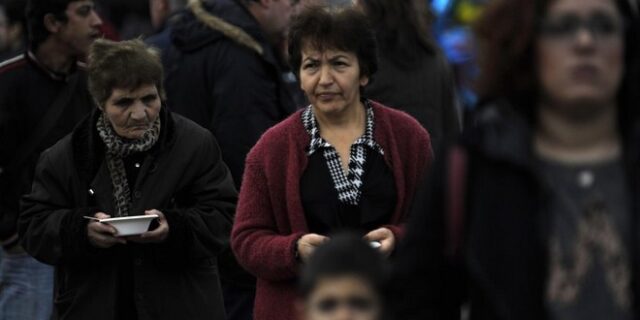 Καλπάζει το ελληνικό χρέος