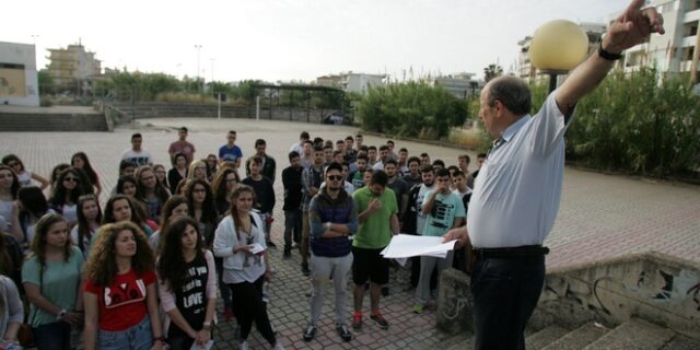 Αυτός είναι ο Έλληνας δάσκαλος. Πόσο δουλεύει, πόσο αμείβεται σε σχέση με τους ξένους συναδέλφους του