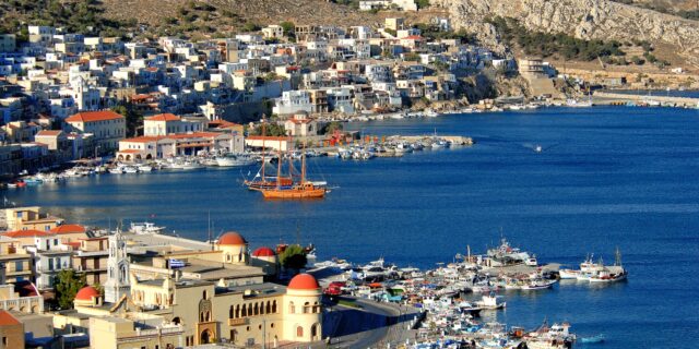 Μπήκαν στο σπίτι της από παράθυρο και της έβαλαν μαχαίρι στο λαιμό μέχρι να τους δώσει τις οικονομίες της