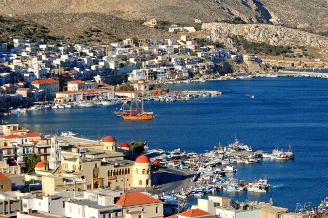 Μπήκαν στο σπίτι της από παράθυρο και της έβαλαν μαχαίρι στο λαιμό μέχρι να τους δώσει τις οικονομίες της