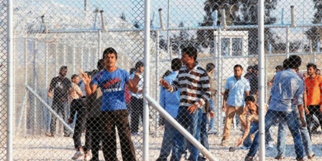 Διαψεύδει ο Μουζάλας  τη δημιουργία 12 κέντρων υποδοχής μεταναστών