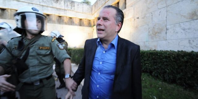 Η πρώτη σύλληψη για την επίθεση σε βάρος του Γ. Κουμουτσάκου λίγο πριν τη λήξη του αυτοφώρου