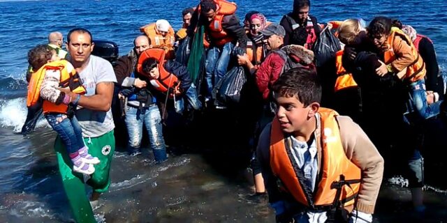 Μεγάλη επιχείρηση διάσωσης 60 προσφύγων από αλιευτικό στα ανοικτά της Μυτιλήνης