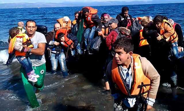 Μεγάλη επιχείρηση διάσωσης 60 προσφύγων από αλιευτικό στα ανοικτά της Μυτιλήνης