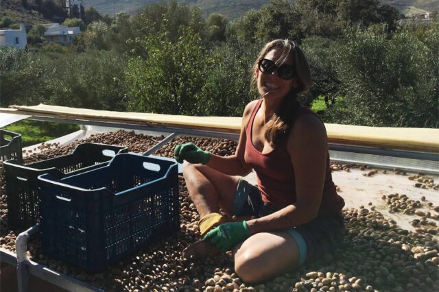 Η Καλιφορνέζα που μαθαίνει τους Έλληνες να τρώνε (ξανά) βελανίδια