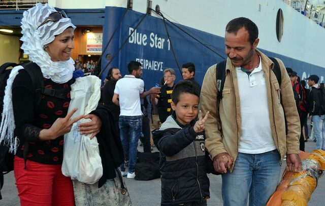 Σχεδόν 2000 πρόσφυγες αποβιβάστηκαν το πρωί στο λιμάνι του Πειραιά
