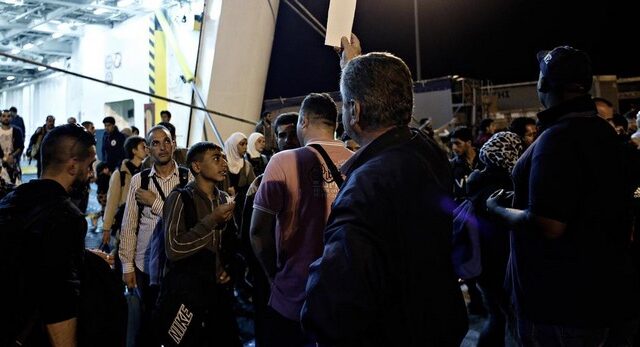 Χιλιάδες πρόσφυγες εγκλωβισμένοι στα νησιά, λόγω της απεργίας της ΠΝΟ