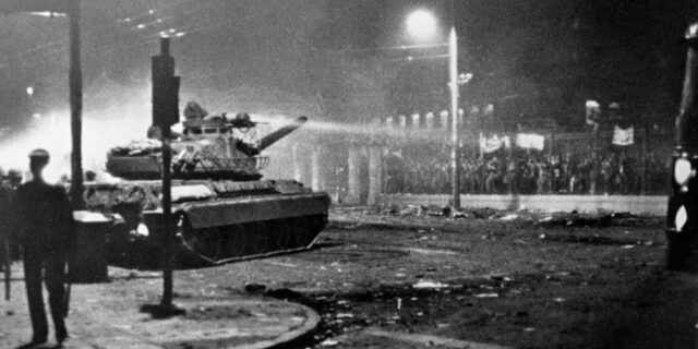 “Ντρέπομαι γι’ αυτό που ήμουν, γι’ αυτό που έκανα”: Η συγκλονιστική εξομολόγηση του οδηγού του τανκ που εισέβαλε στο Πολυτεχνείο