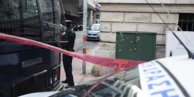 Μέλη του Ρουβίκωνα πέταξαν ‘τρικάκια’ στην οικία του Γερμανού Πρέσβη στο Χαλάνδρι