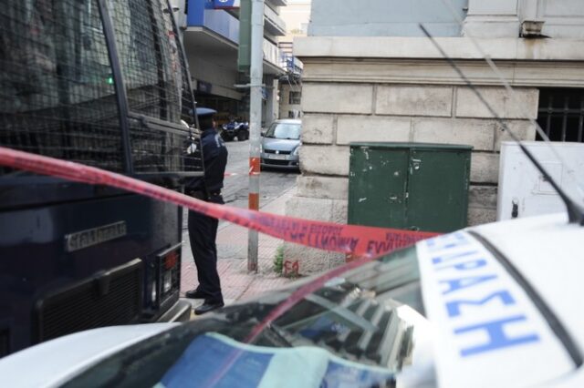 Μέλη του Ρουβίκωνα πέταξαν ‘τρικάκια’ στην οικία του Γερμανού Πρέσβη στο Χαλάνδρι