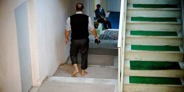 Γκαζάκια έξω από αποθήκη στο Ηράκλειο που προσεύχονται μουσουλμάνοι