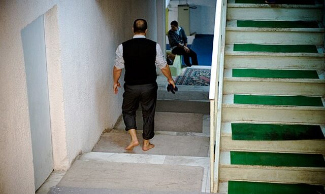 Γκαζάκια έξω από αποθήκη στο Ηράκλειο που προσεύχονται μουσουλμάνοι