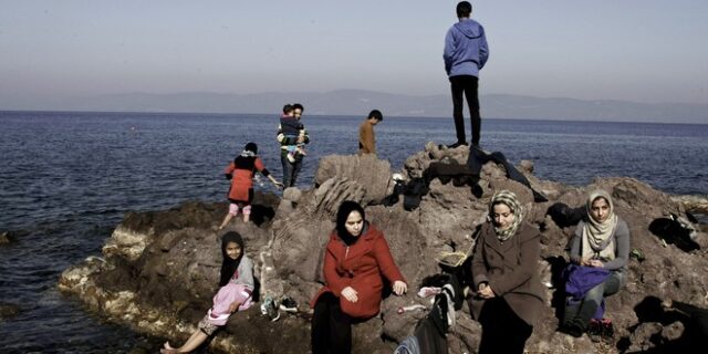 Σύσκεψη για το προσφυγικό: Άμεση δημιουργία κέντρων ταυτοποιήσης σε 5 νησιά του Αιγαίου