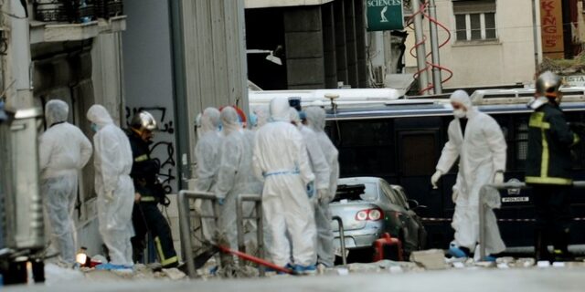 Κάμερες έχουν καταγράψει τουλάχιστον δύο άτομα να κινούνται ύποπτα έξω από τον ΣΕΒ