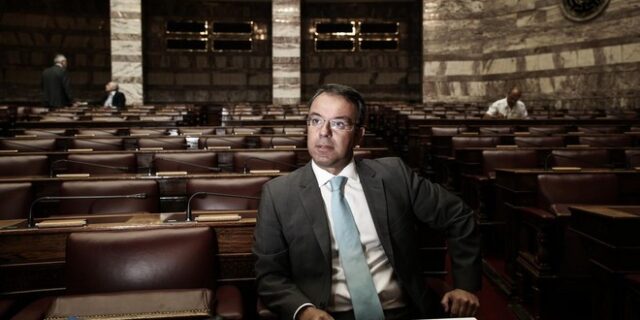 Άρθρο του Χρήστου Σταϊκούρα στο NEWS 247: Προϋπολογισμός 2016. Η χώρα, με βαριά βήματα “σημειωτόν”, βουλιάζει στο τέλμα