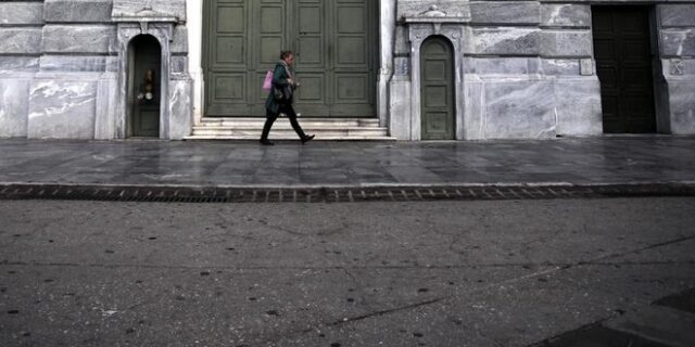 Γιατί το κράτος θέλει να δώσει ξανά λεφτά στις τράπεζες χωρίς να παίρνει τον έλεγχο