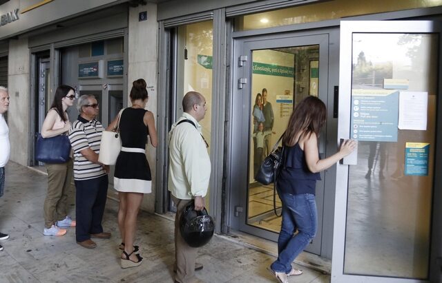 Οι 4 λόγοι που οι τράπεζες θα αφήσουν ανοιχτά τα βιβλία προσφορών έως και την Τρίτη
