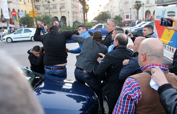 Βίντεο: Πόντιοι χτύπησαν στελέχη της Χρυσής Αυγής στη συγκέντρωσή τους στη Θεσσαλονίκη